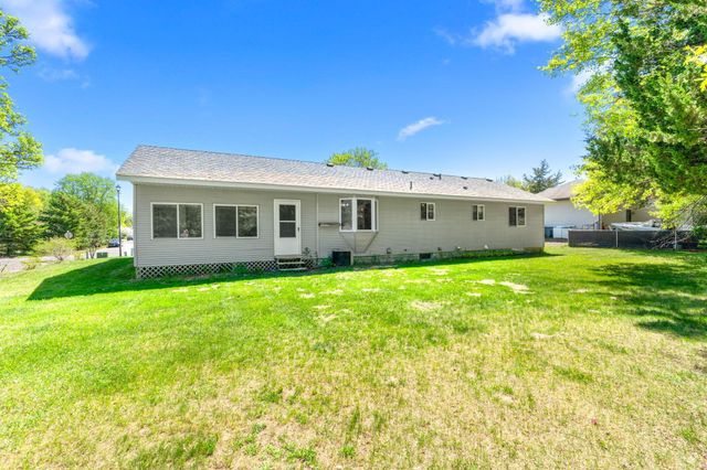 39094 Riverside Court, North Branch, MN 55056