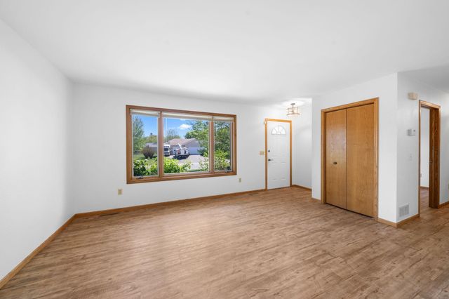 39094 Riverside Court, North Branch, MN 55056