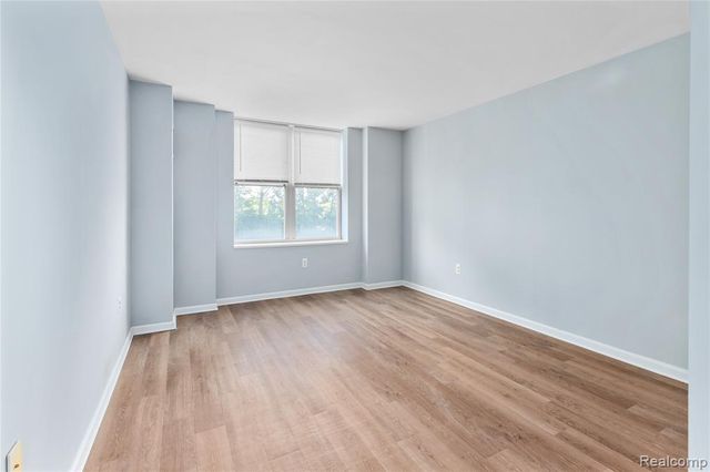 250 E Harbortown Dr. #206 Crescent, Detroit, MI 48207