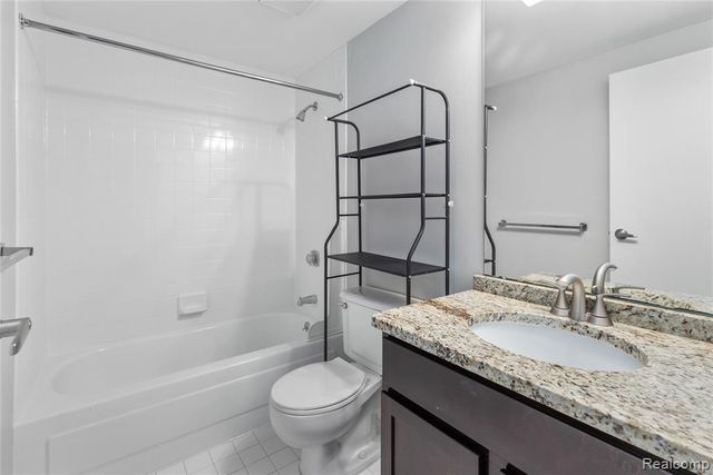 250 E Harbortown Dr. #206 Crescent, Detroit, MI 48207