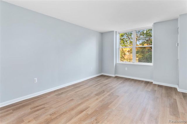 250 E Harbortown Dr. #206 Crescent, Detroit, MI 48207