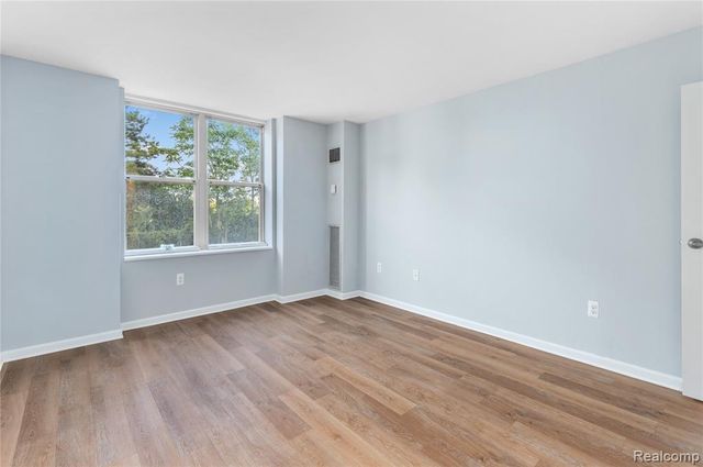 250 E Harbortown Dr. #206 Crescent, Detroit, MI 48207