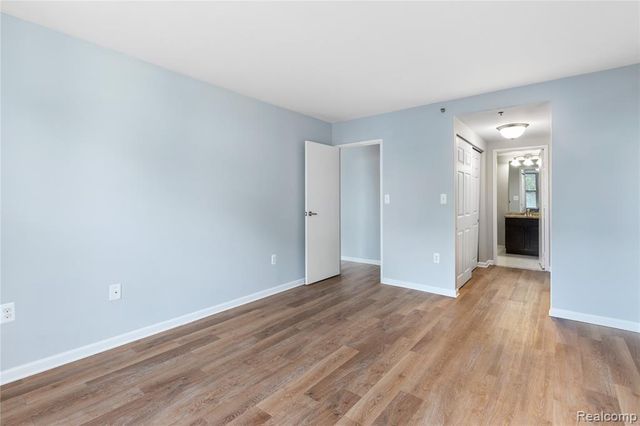 250 E Harbortown Dr. #206 Crescent, Detroit, MI 48207