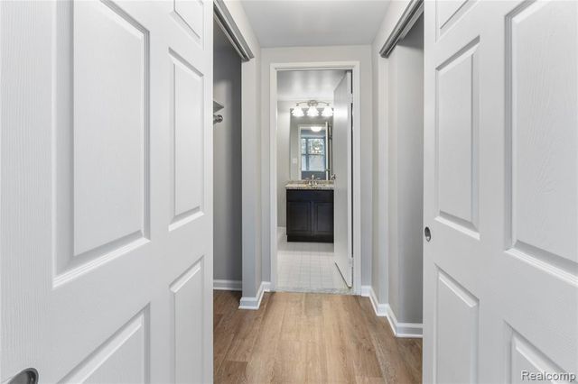 250 E Harbortown Dr. #206 Crescent, Detroit, MI 48207