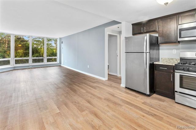 250 E Harbortown Dr. #206 Crescent, Detroit, MI 48207