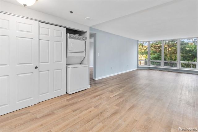 250 E Harbortown Dr. #206 Crescent, Detroit, MI 48207