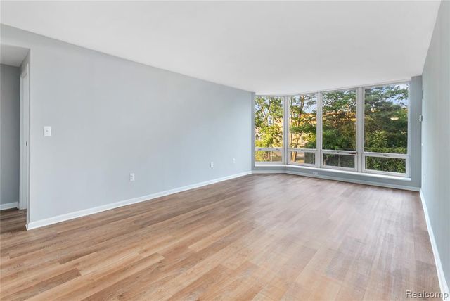 250 E Harbortown Dr. #206 Crescent, Detroit, MI 48207