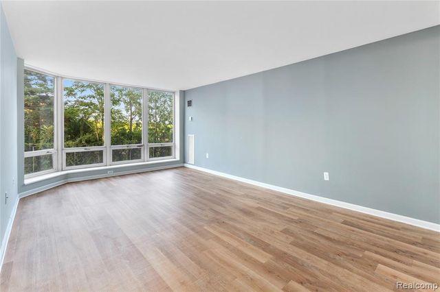 250 E Harbortown Dr. #206 Crescent, Detroit, MI 48207