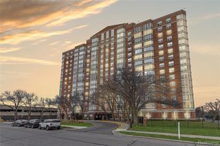 250 E Harbortown Dr. #206 Crescent, Detroit, MI 48207