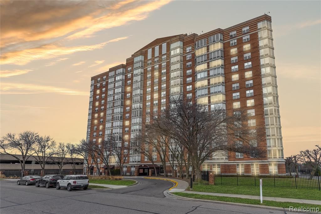 250 E Harbortown Dr. #206 Crescent, Detroit, MI 48207