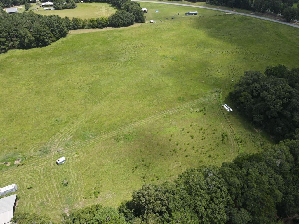Image 7 of property listing at 3928 E Co Highway 181, Westville, FL 32464