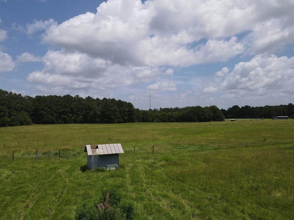 Image 8 of property listing at 3928 E Co Highway 181, Westville, FL 32464