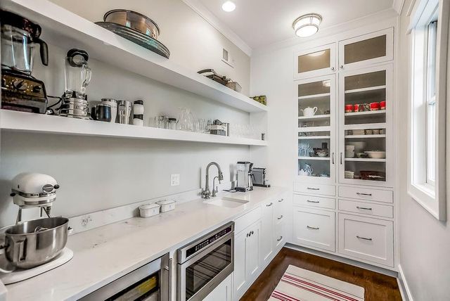 8637 Overhill Road, Leawood, KS 66206