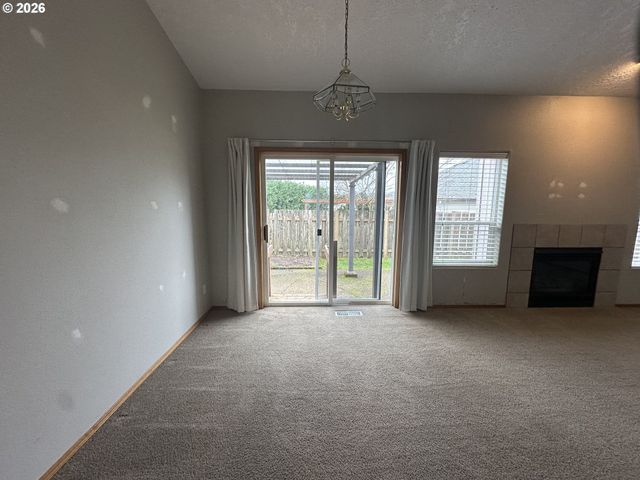 18877 HIGHLAND Dr, Oregon City, OR 97045