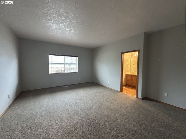 18877 HIGHLAND Dr, Oregon City, OR 97045