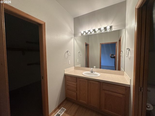 18877 HIGHLAND Dr, Oregon City, OR 97045