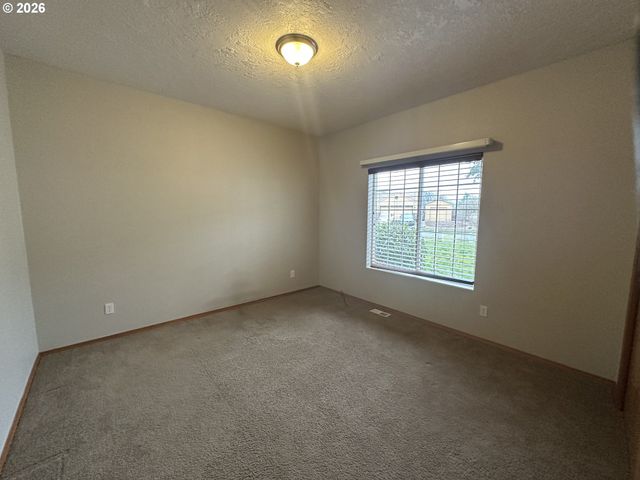 18877 HIGHLAND Dr, Oregon City, OR 97045