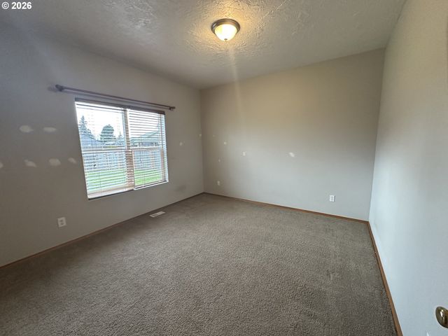 18877 HIGHLAND Dr, Oregon City, OR 97045