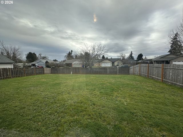 18877 HIGHLAND Dr, Oregon City, OR 97045