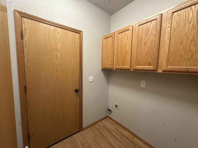 18877 HIGHLAND Dr, Oregon City, OR 97045