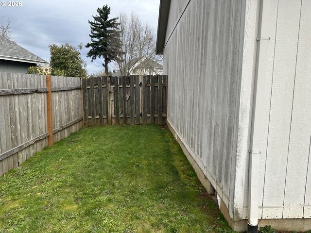 18877 HIGHLAND Dr, Oregon City, OR 97045