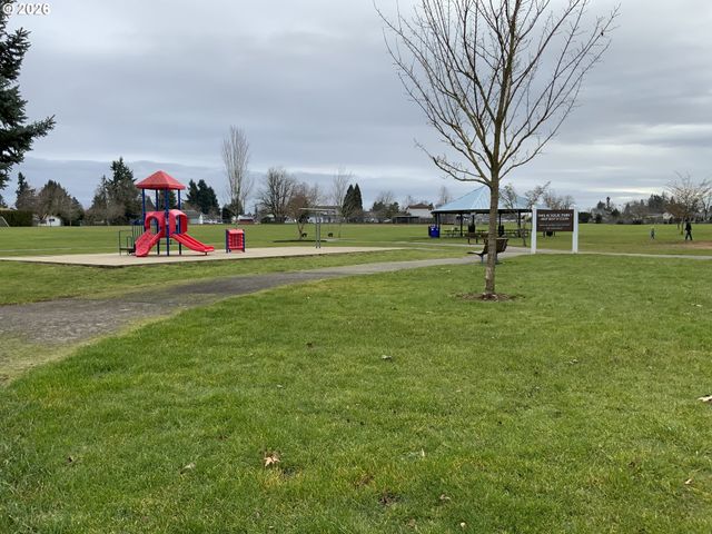 18877 HIGHLAND Dr, Oregon City, OR 97045