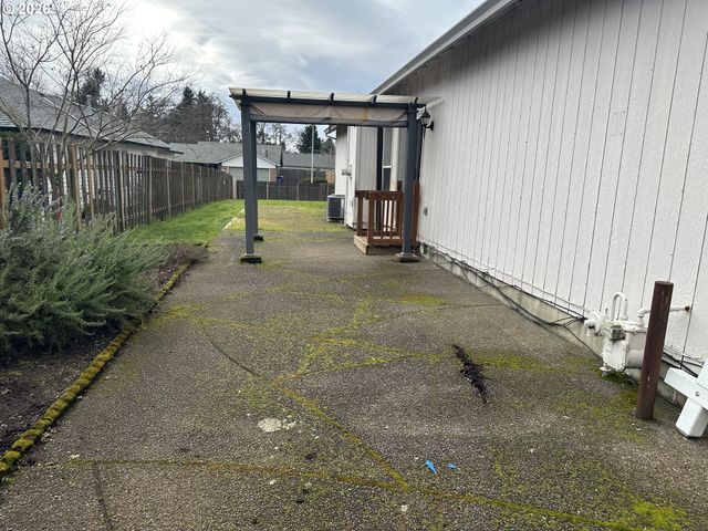 18877 HIGHLAND Dr, Oregon City, OR 97045