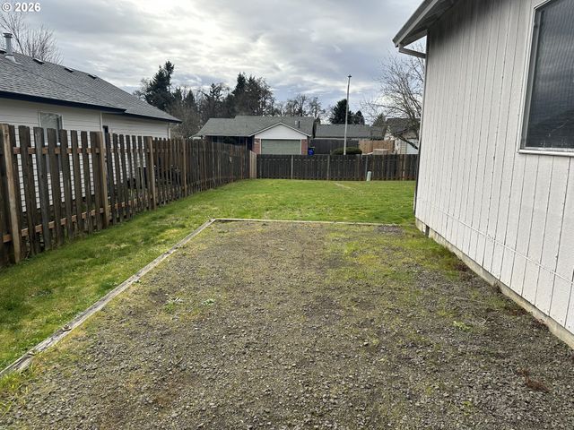 18877 HIGHLAND Dr, Oregon City, OR 97045