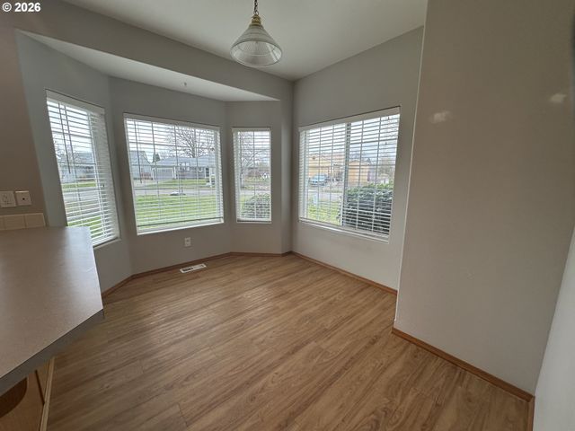 18877 HIGHLAND Dr, Oregon City, OR 97045