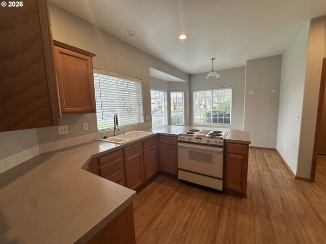 18877 HIGHLAND Dr, Oregon City, OR 97045