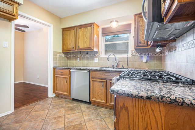 302 W Lochnell Drive, Houston, TX 77062