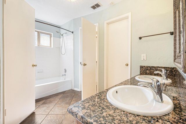 302 W Lochnell Drive, Houston, TX 77062