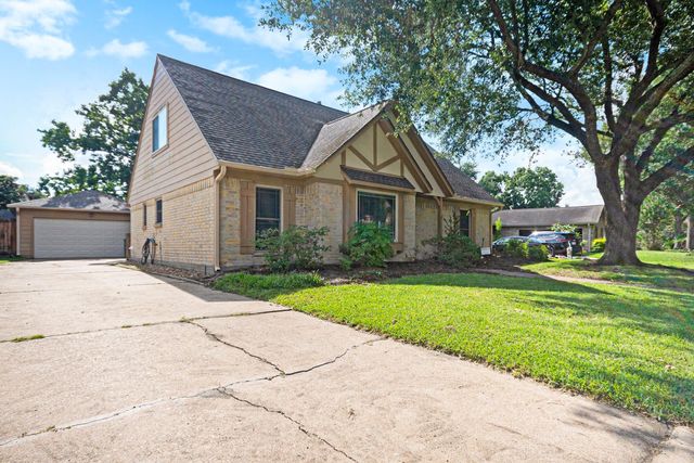 302 W Lochnell Drive, Houston, TX 77062