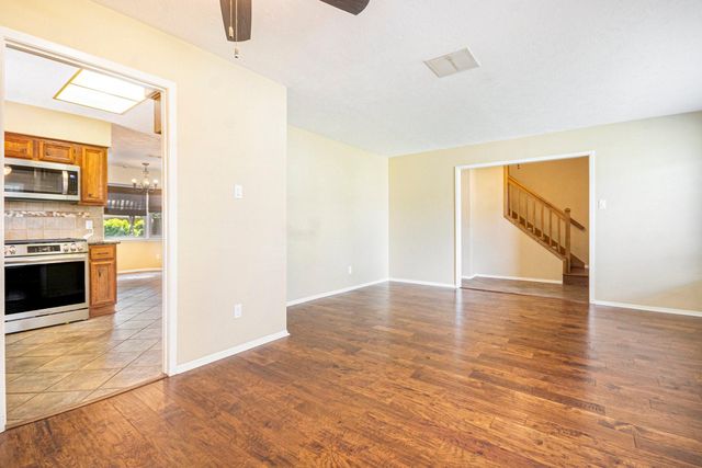 302 W Lochnell Drive, Houston, TX 77062