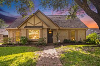 302 W Lochnell Drive, Houston, TX 77062
