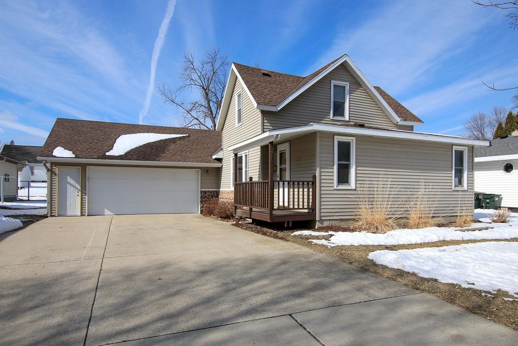 614 Elm Street NE, Hutchinson, MN 55350