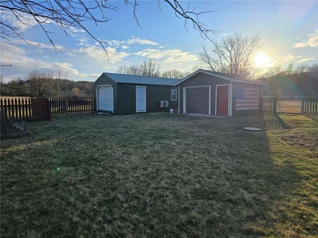 22301 Parallel Road, Tonganoxie, KS 66086