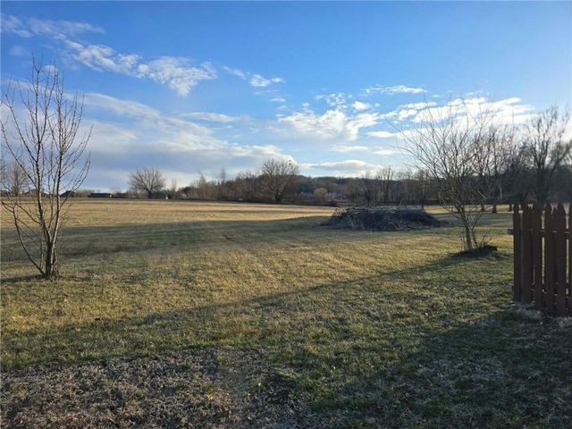 22301 Parallel Road, Tonganoxie, KS 66086