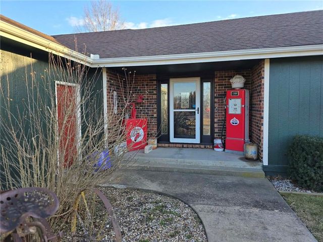 22301 Parallel Road, Tonganoxie, KS 66086