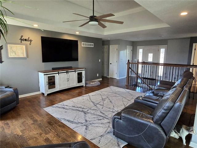 22301 Parallel Road, Tonganoxie, KS 66086