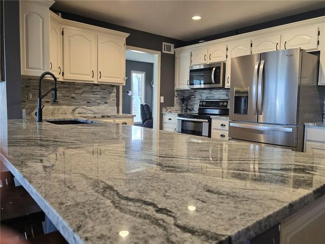 22301 Parallel Road, Tonganoxie, KS 66086