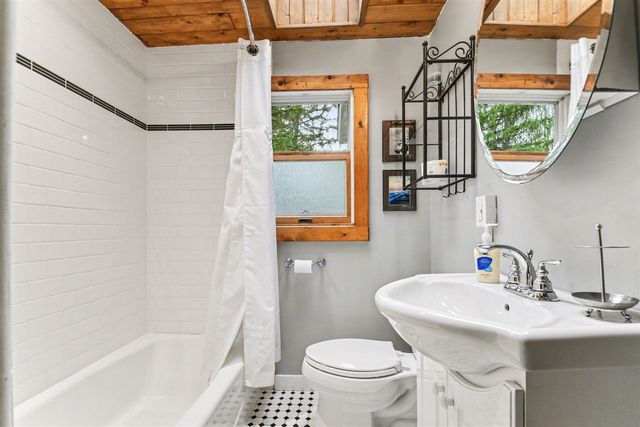13830 Red Arrow Highway, Three Oaks, MI 49128