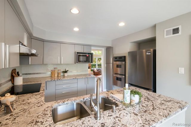 7137 Pebble Park Drive, West Bloomfield, MI 48322