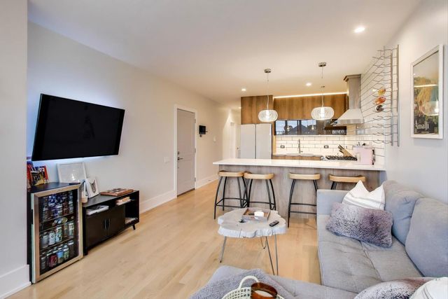 3320 N Narragansett Avenue 2, Chicago, IL 60634