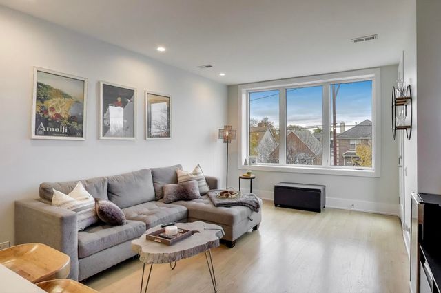 3320 N Narragansett Avenue 2, Chicago, IL 60634