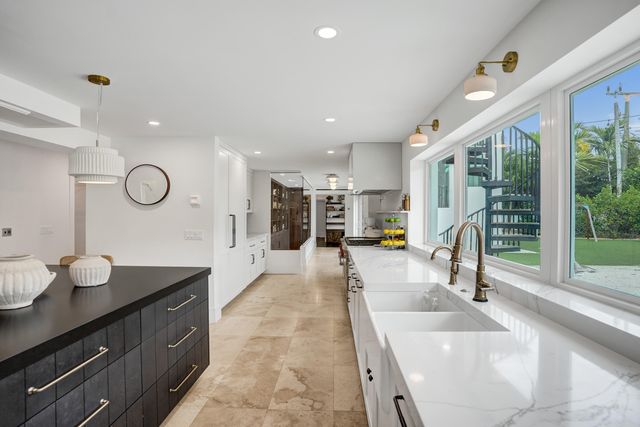 2421 NE 12th Street, Fort Lauderdale, FL 33304