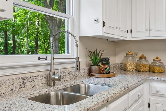 103 Shallow Lagoon DR, Yorktown, VA 23693