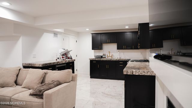 9 Wood Lake Court, North Brunswick, NJ 08902