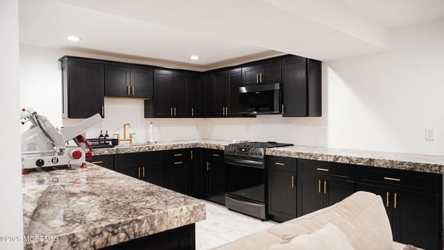 9 Wood Lake Court, North Brunswick, NJ 08902