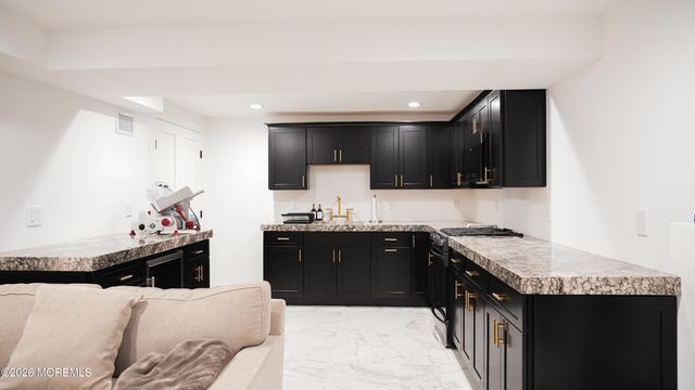 9 Wood Lake Court, North Brunswick, NJ 08902
